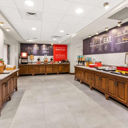 Hampton Inn & Suites Фэрбанкс Экстерьер фото