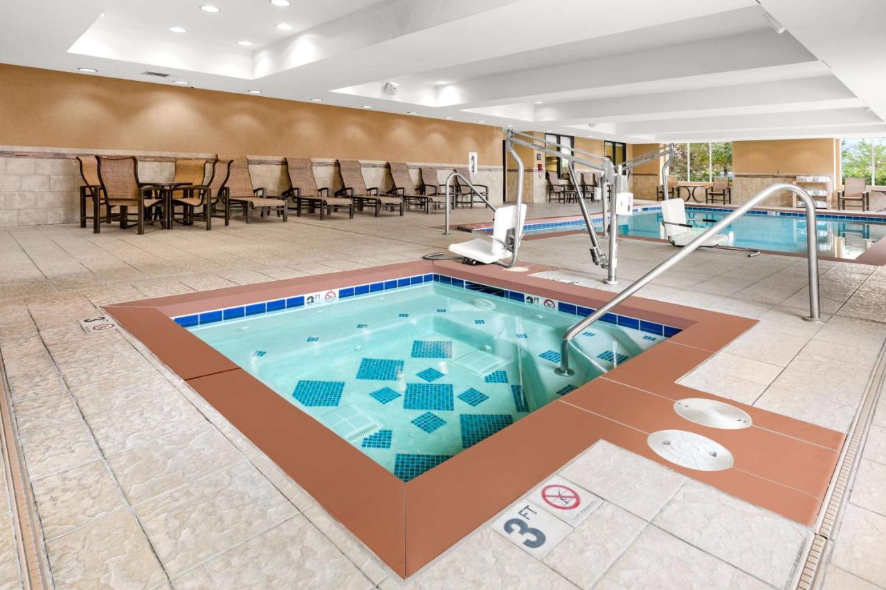 Hampton Inn & Suites Фэрбанкс Экстерьер фото