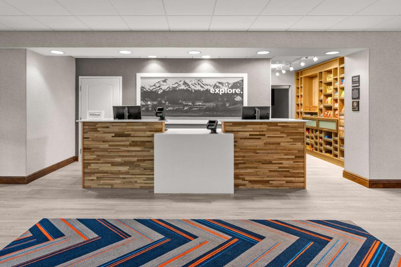 Hampton Inn & Suites Фэрбанкс Экстерьер фото