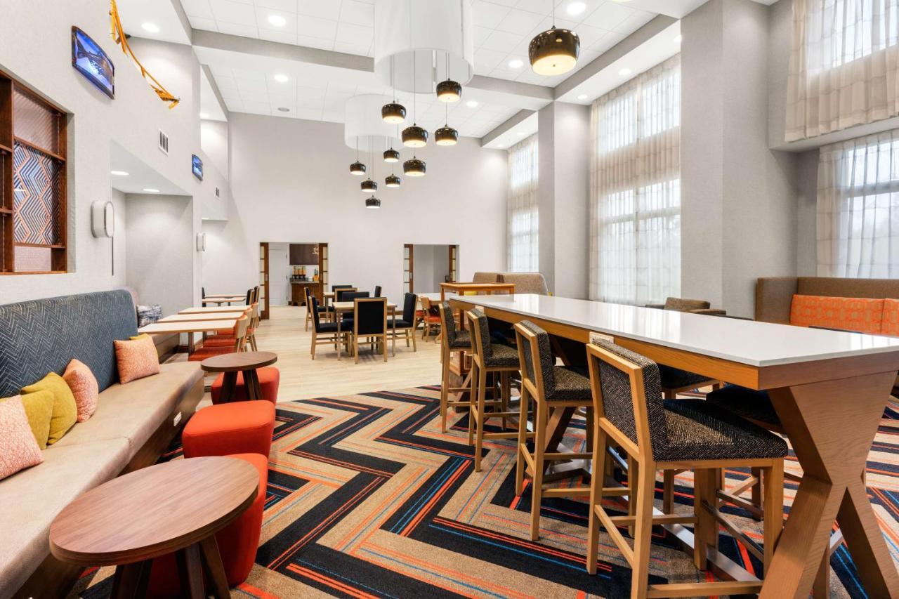 Hampton Inn & Suites Фэрбанкс Экстерьер фото