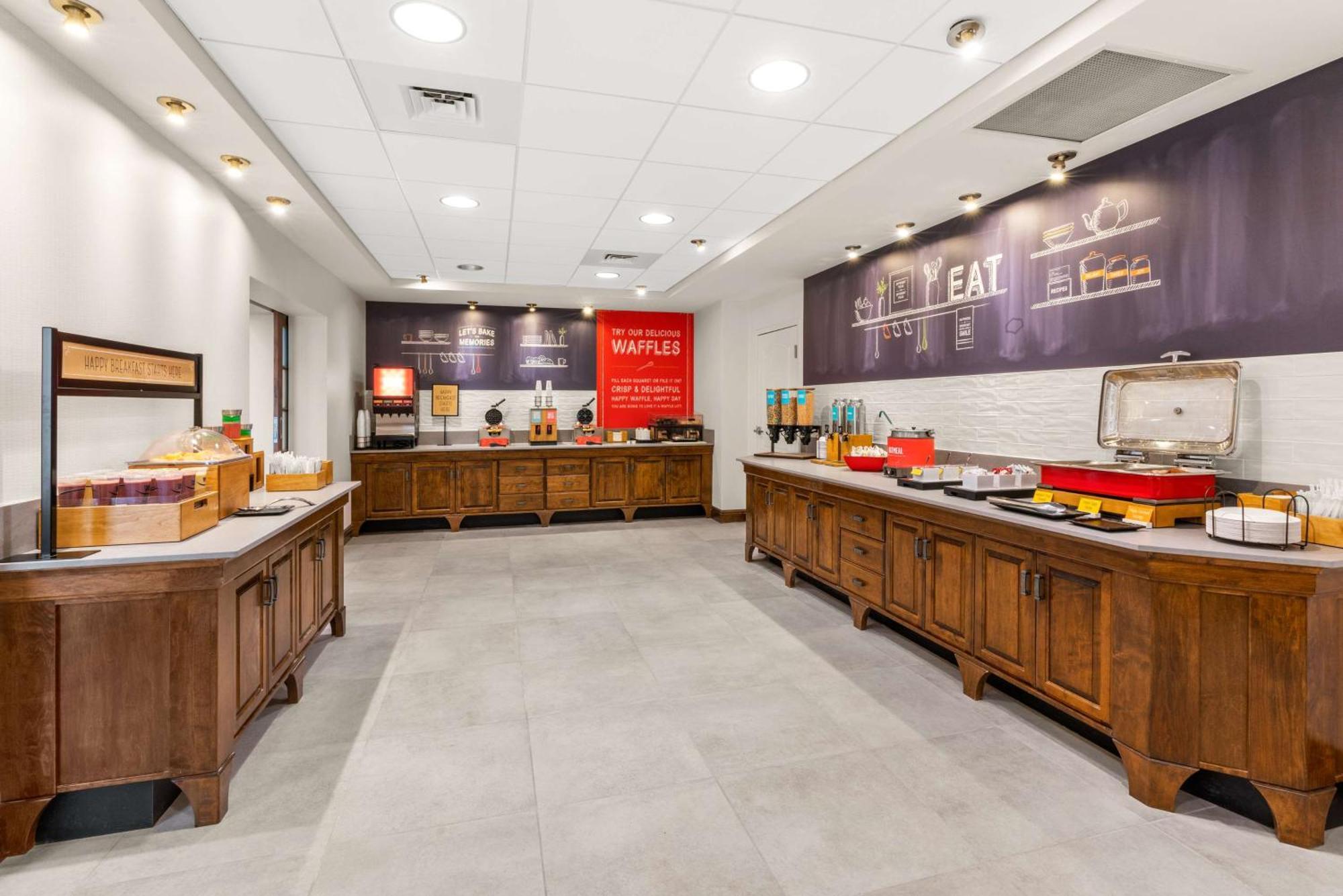 Hampton Inn & Suites Фэрбанкс Экстерьер фото